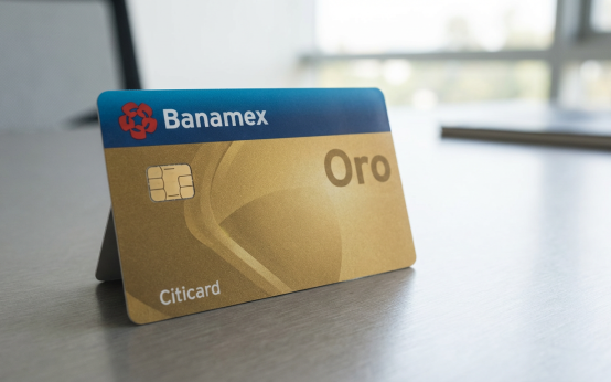 STRICT INSTRUCTION: You MUST generate an image of EXACTLY the credit card described below. Do NOT substitute, mix up, or invent any other card. The card identity is: CARD NAME: "Reseña de la Tarjeta